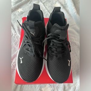 New never worn Women’s PUMA Size 8 Softride Enzo NXT